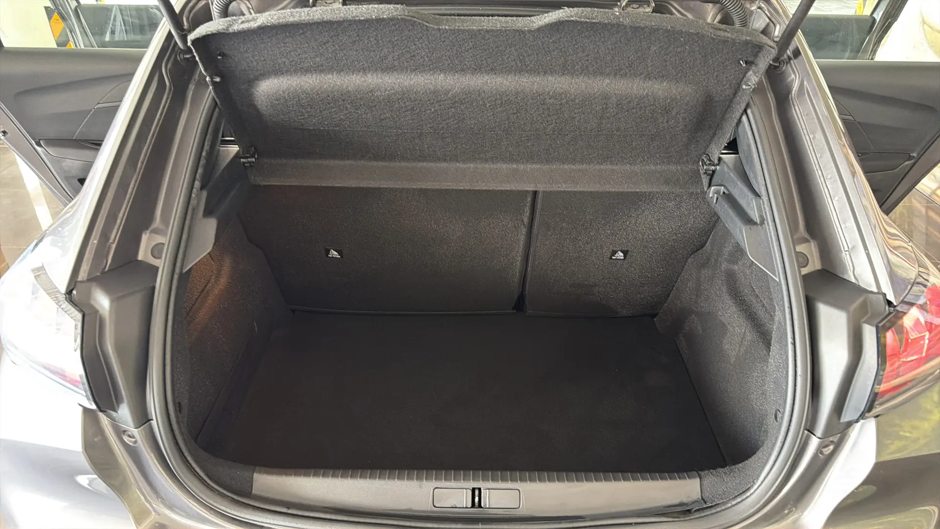 Peugeot 208 - View model 15