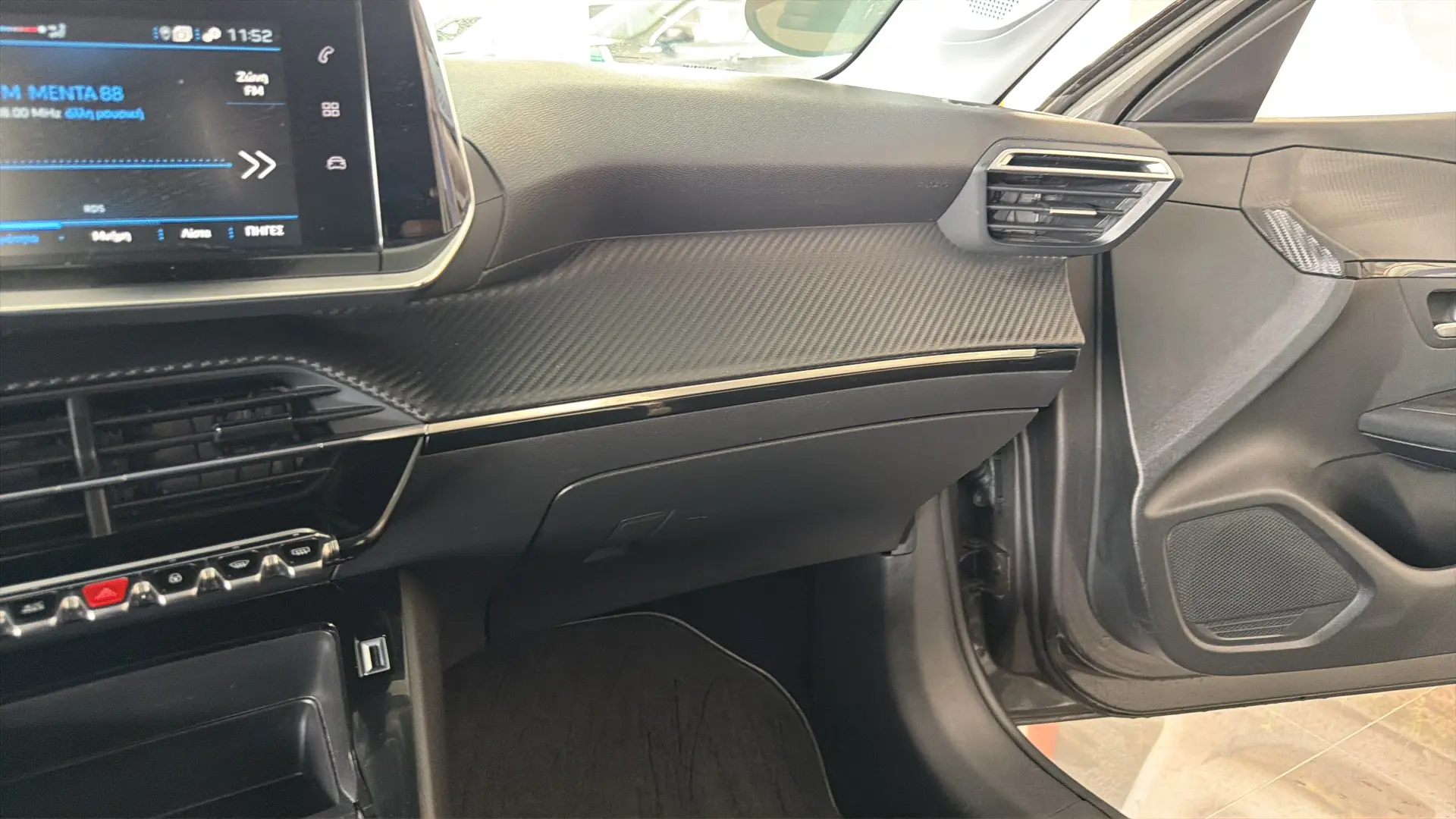 Peugeot 208 - View model 28
