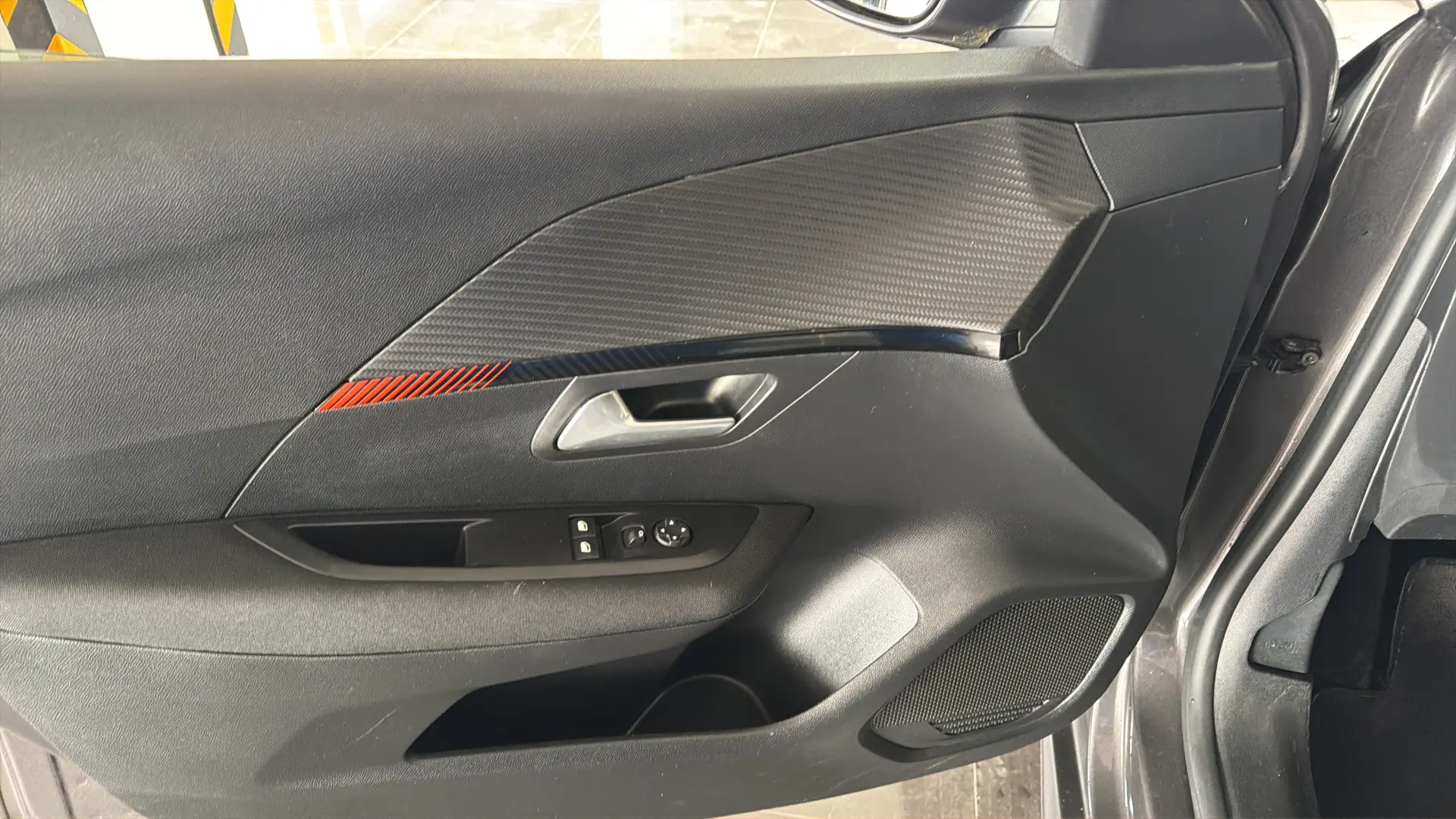Peugeot 208 - View model 31