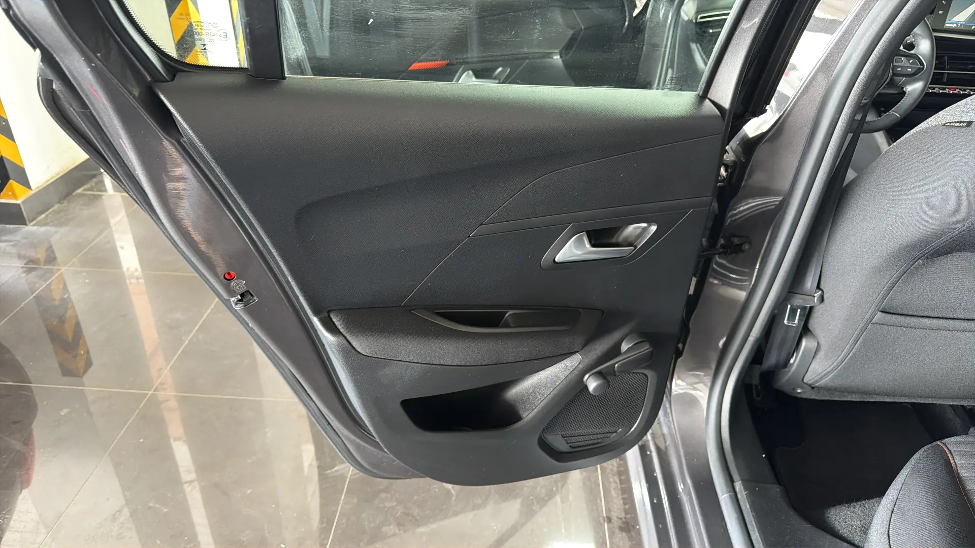 Peugeot 208 - View model 32