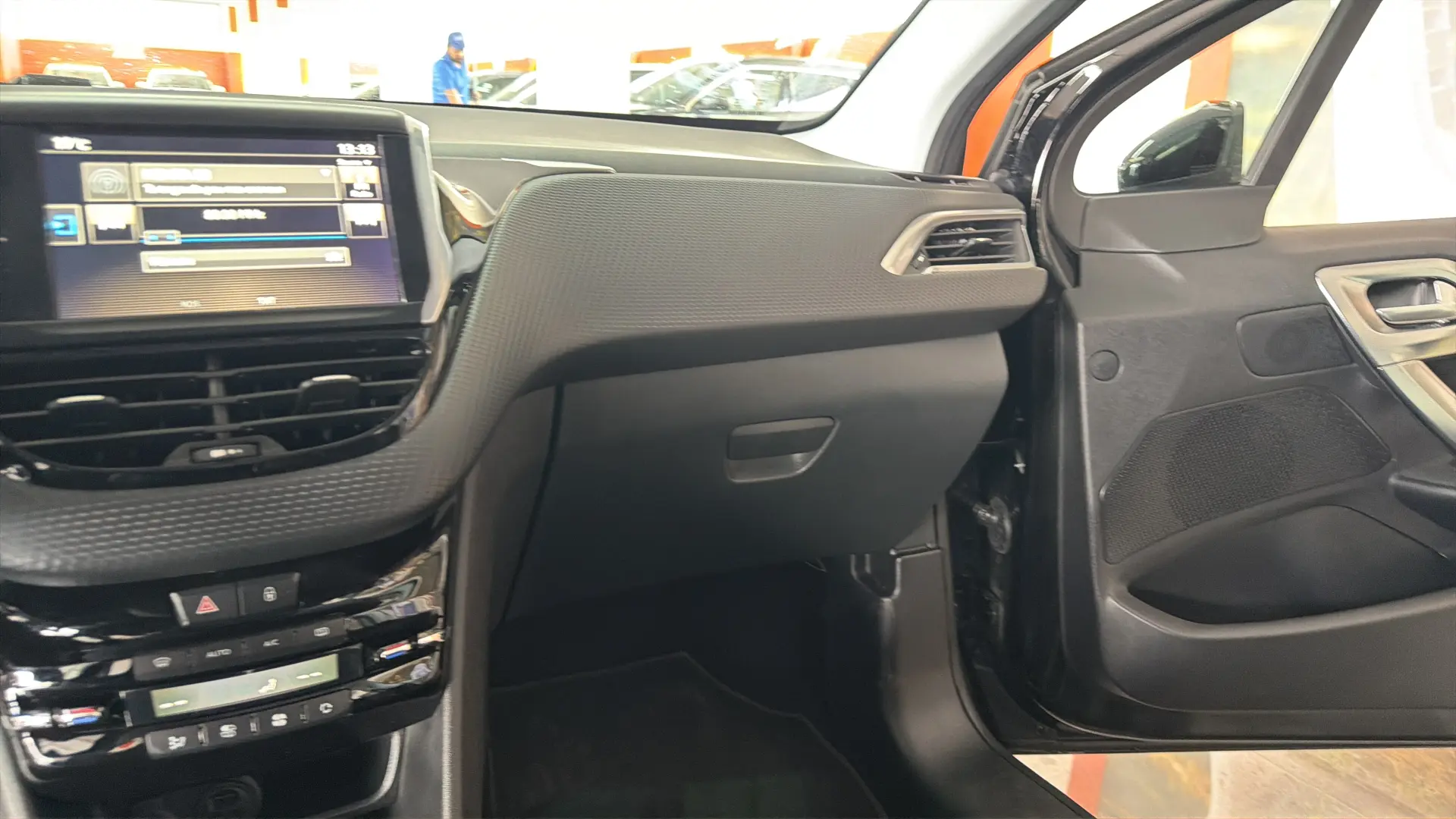 Peugeot 2008 - View model 28