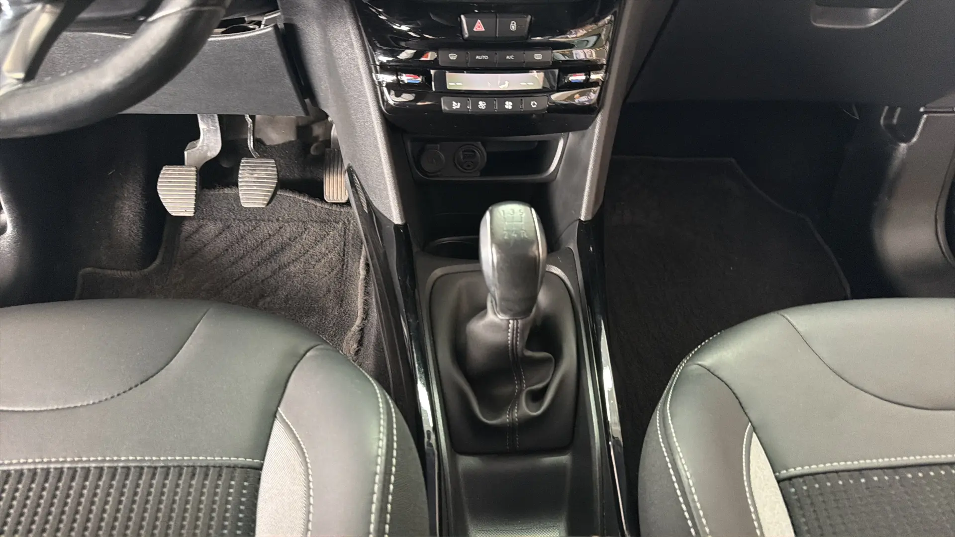 Peugeot 2008 - View model 29