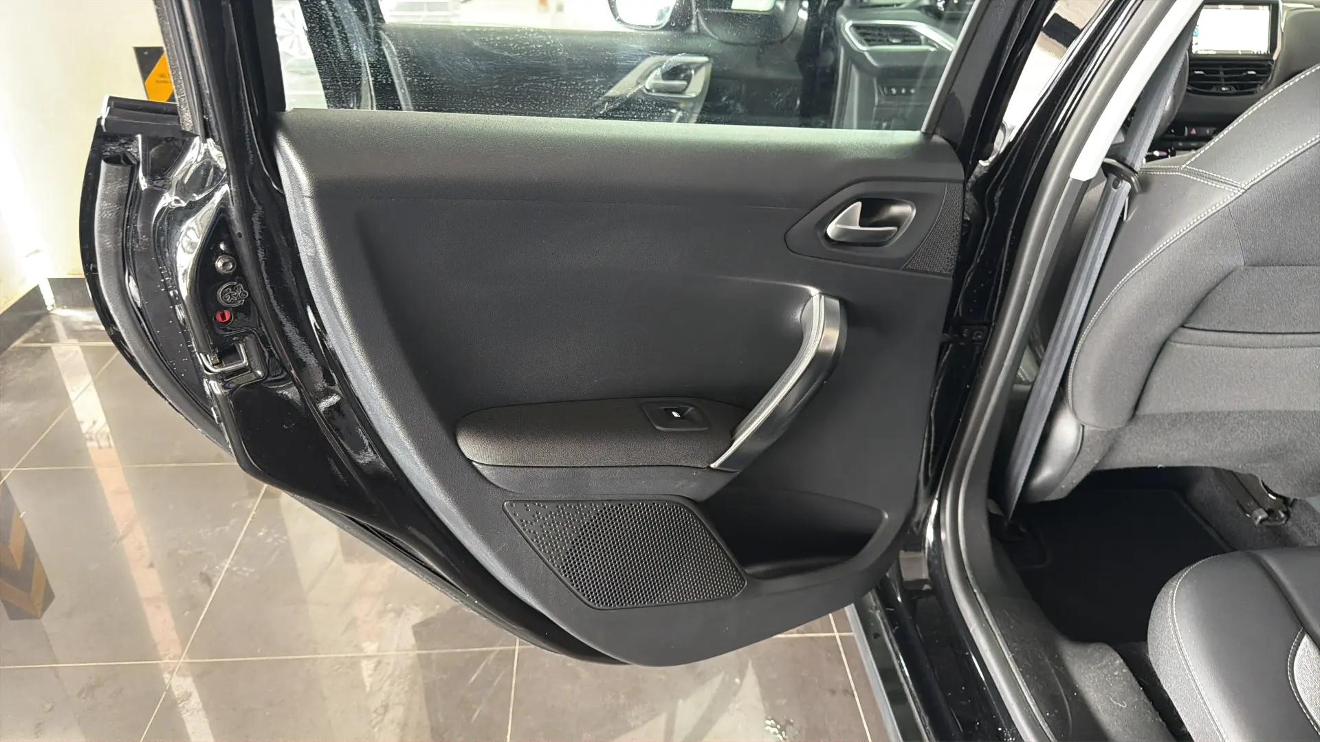 Peugeot 2008 - View model 32