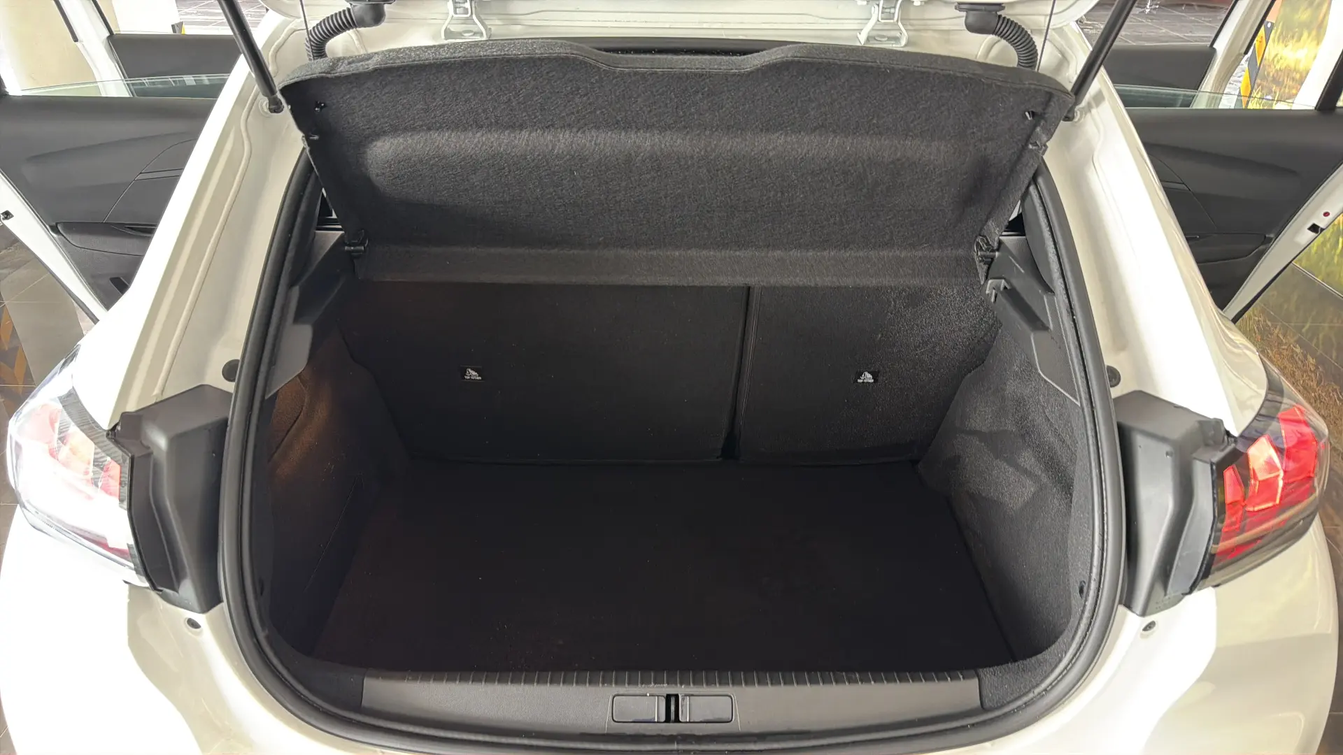 Peugeot 208 - View model 15