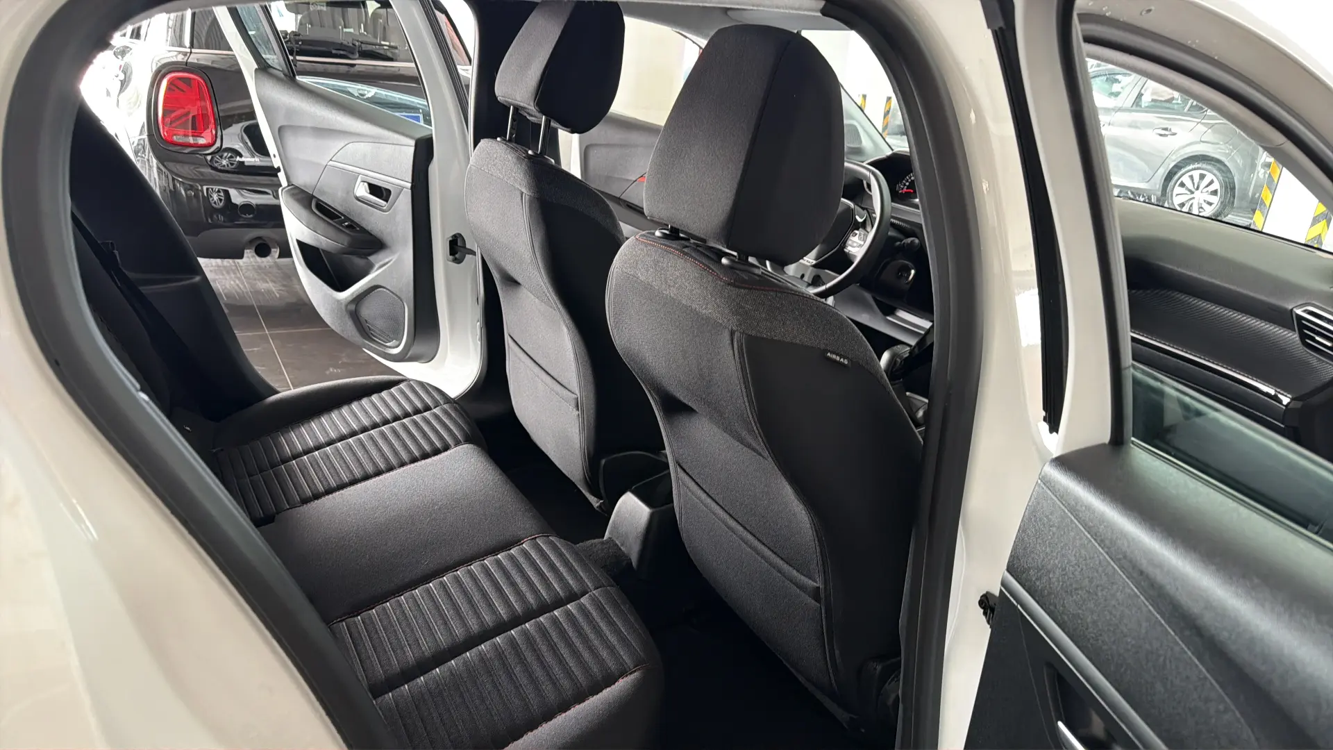 Peugeot 208 - View model 23