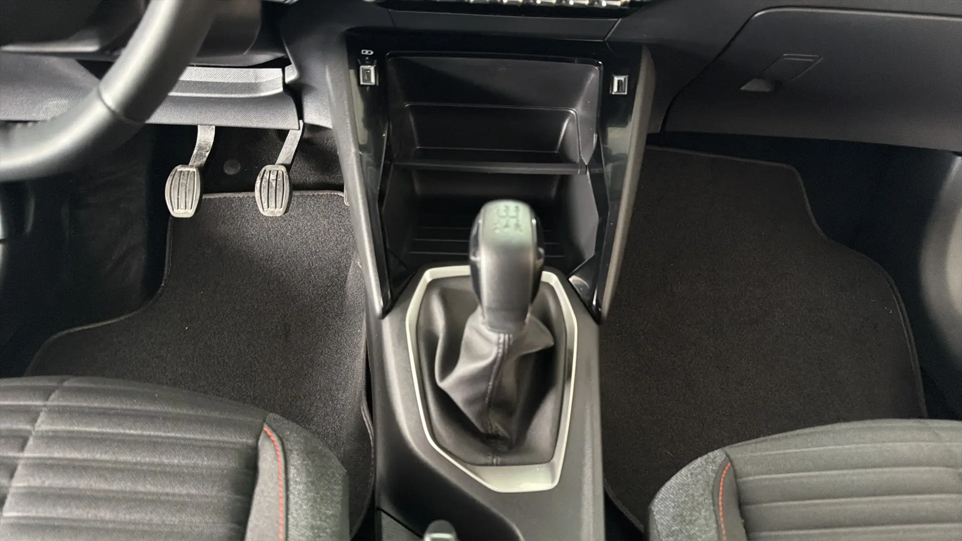Peugeot 208 - View model 28