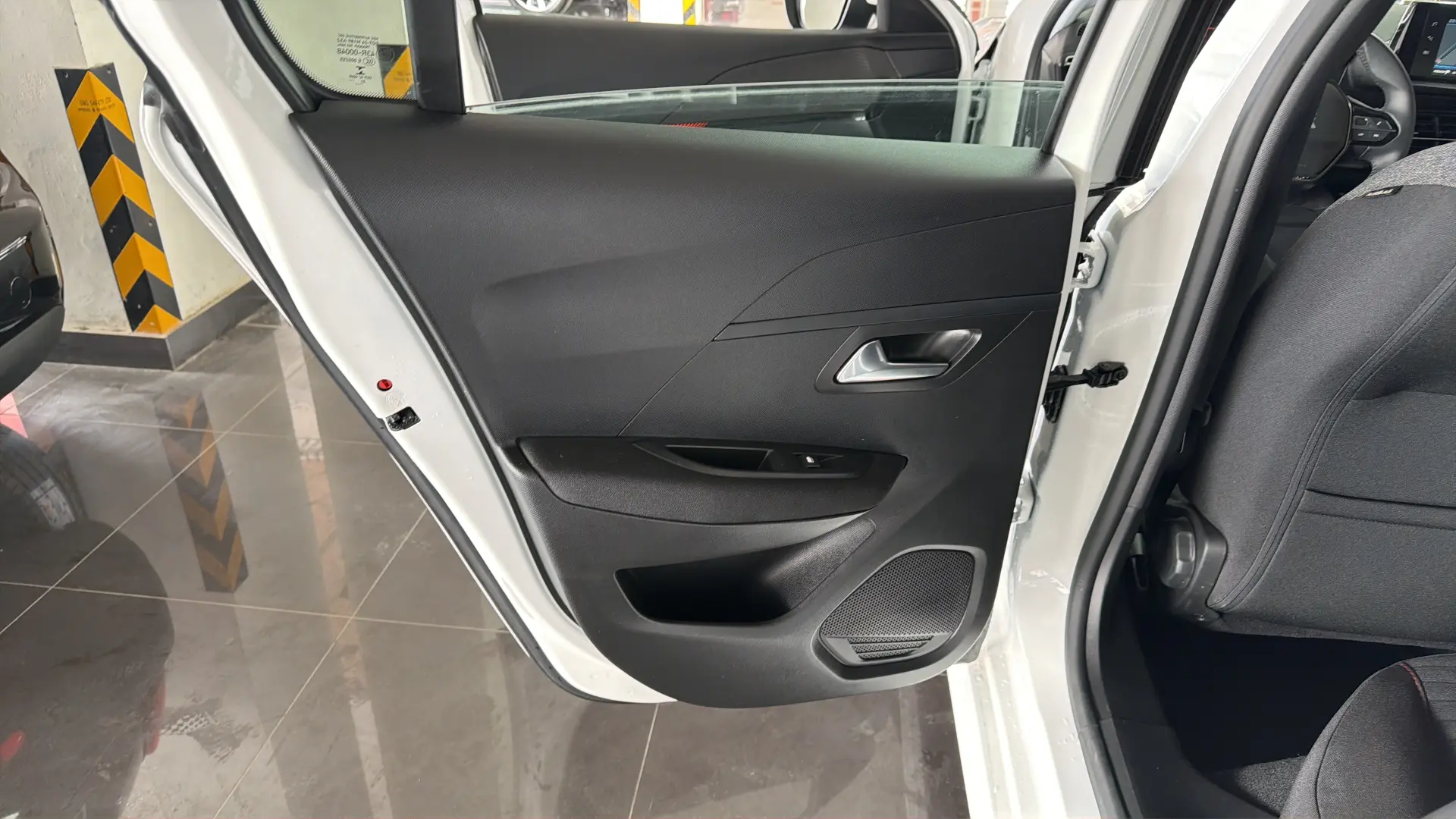 Peugeot 208 - View model 31