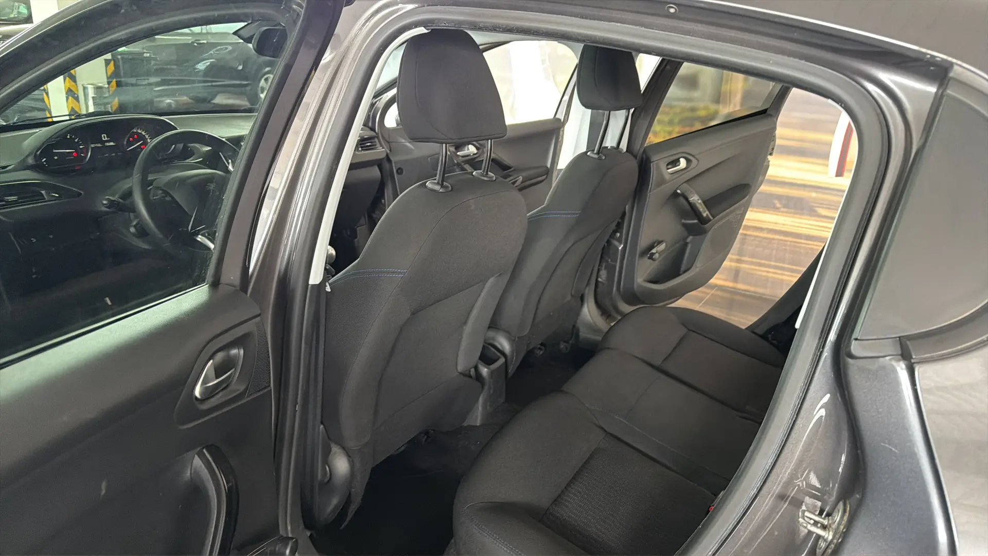 Peugeot 208 - View model 21