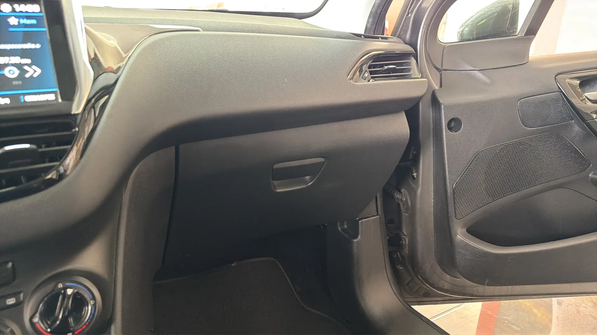 Peugeot 208 - View model 27