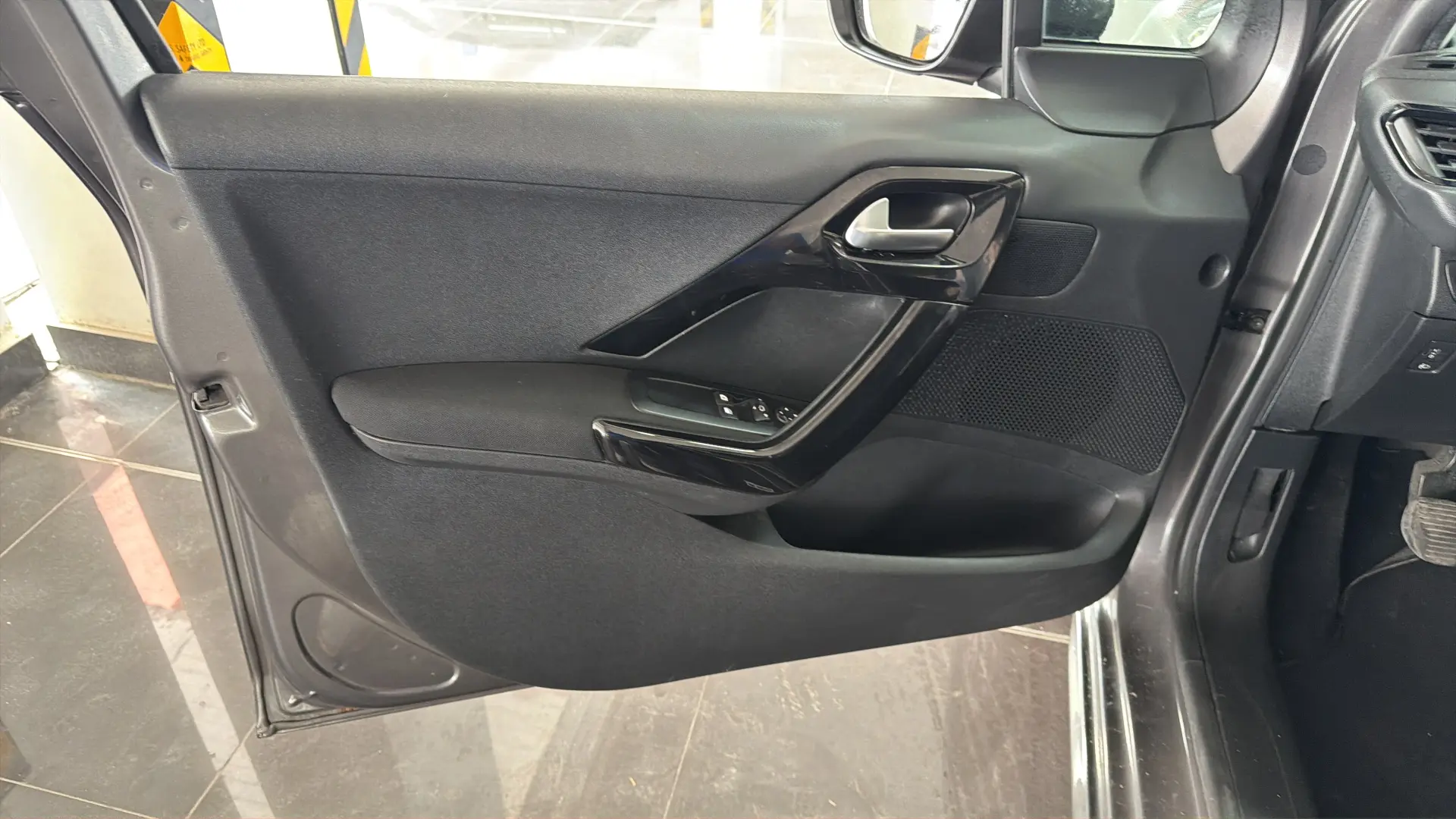 Peugeot 208 - View model 28