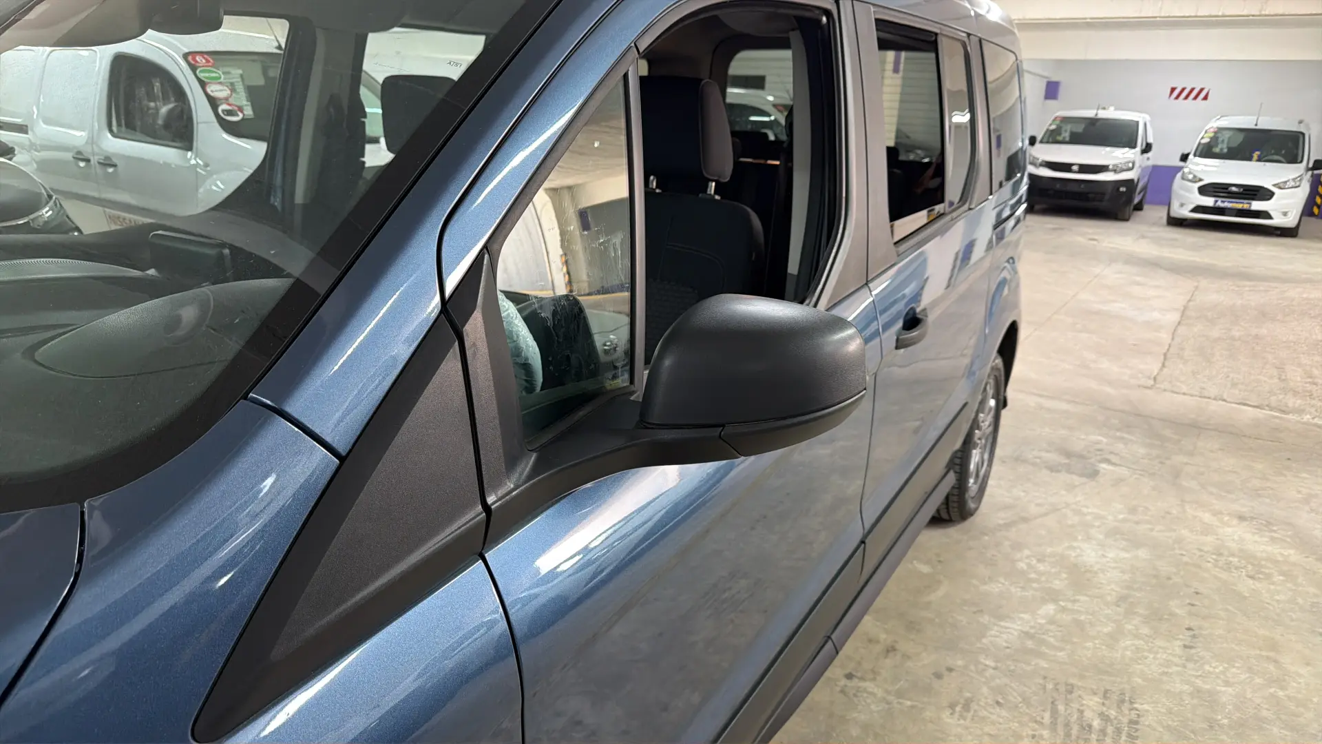 Ford Grand Tourneo - View model 8
