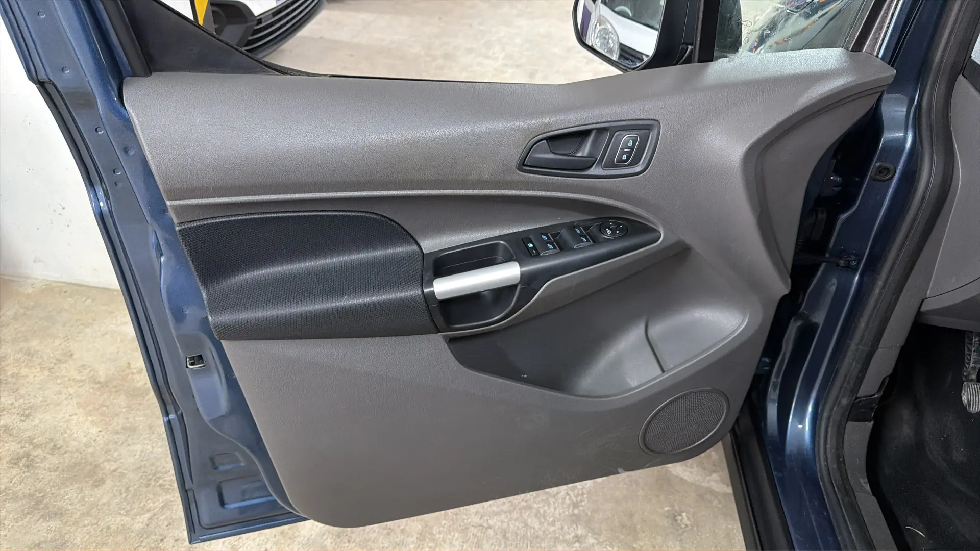 Ford Grand Tourneo - View model 29