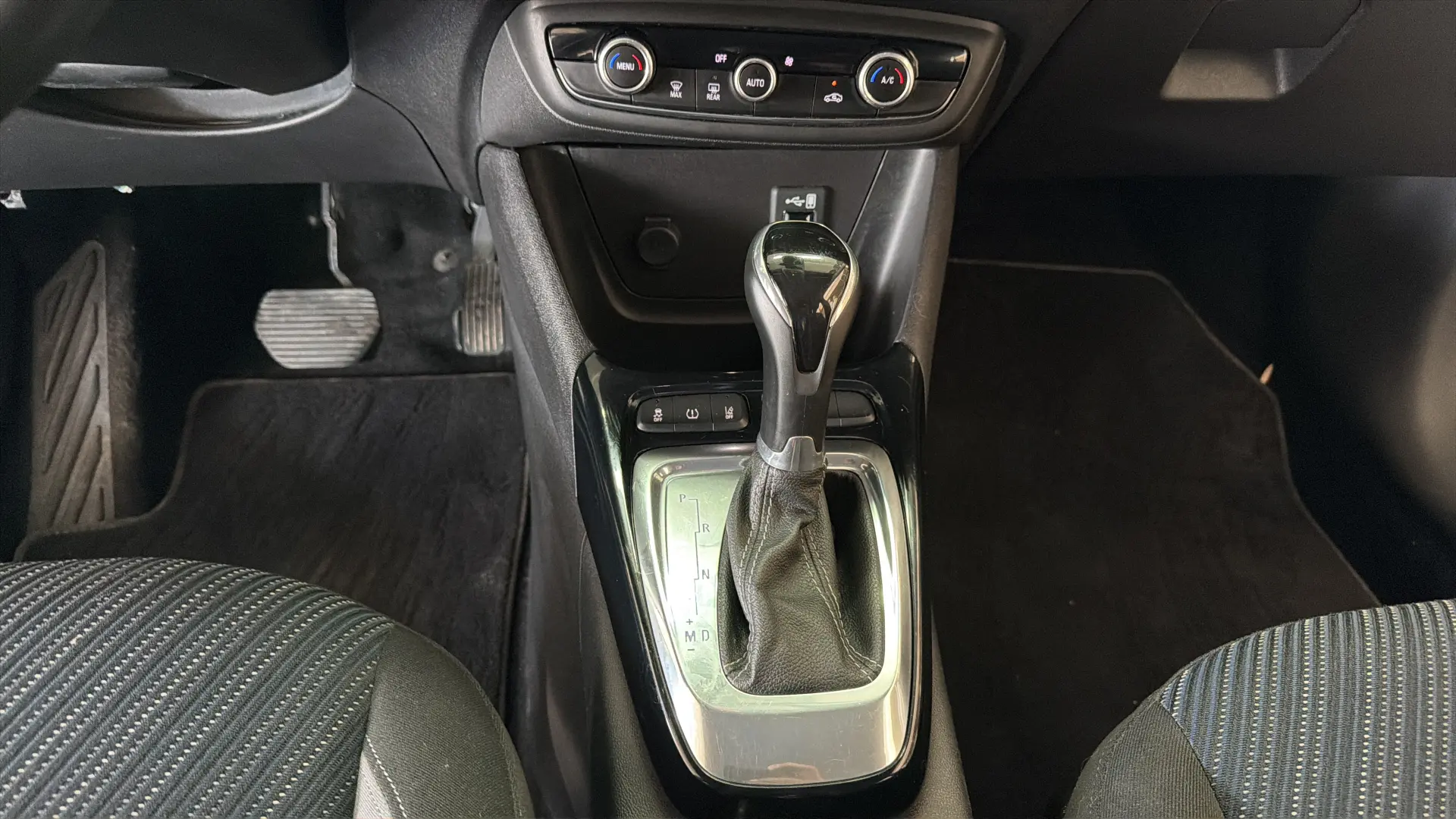 Opel Crossland X - View model 28
