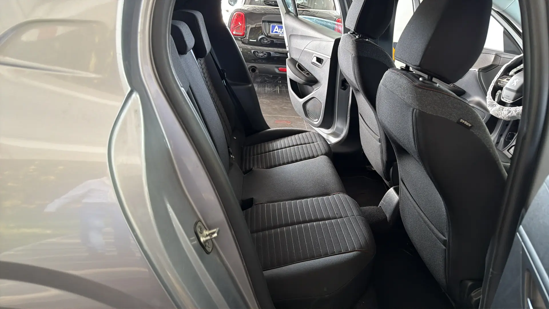 Peugeot 208 - View model 24