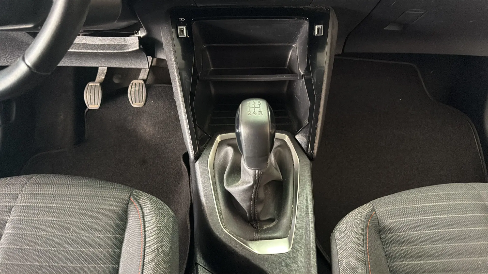 Peugeot 208 - View model 28