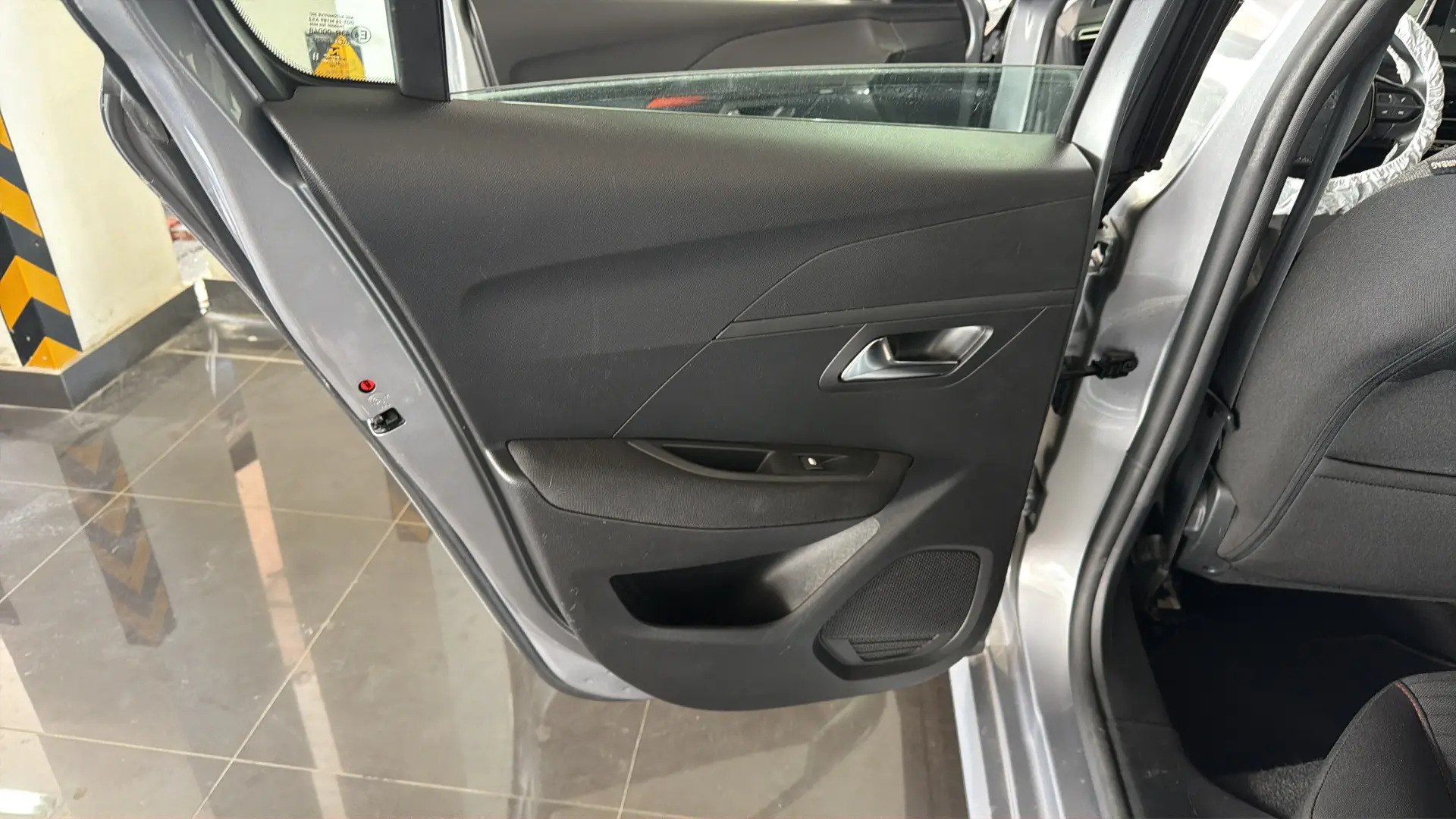 Peugeot 208 - View model 31