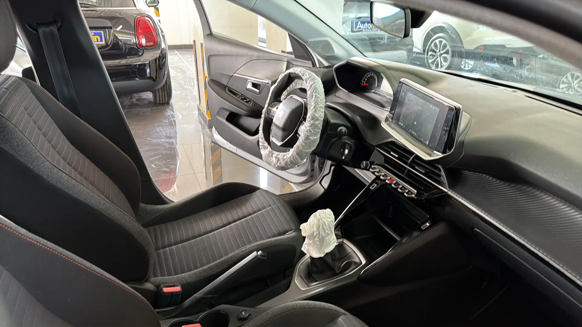 Peugeot 208 - View model 32