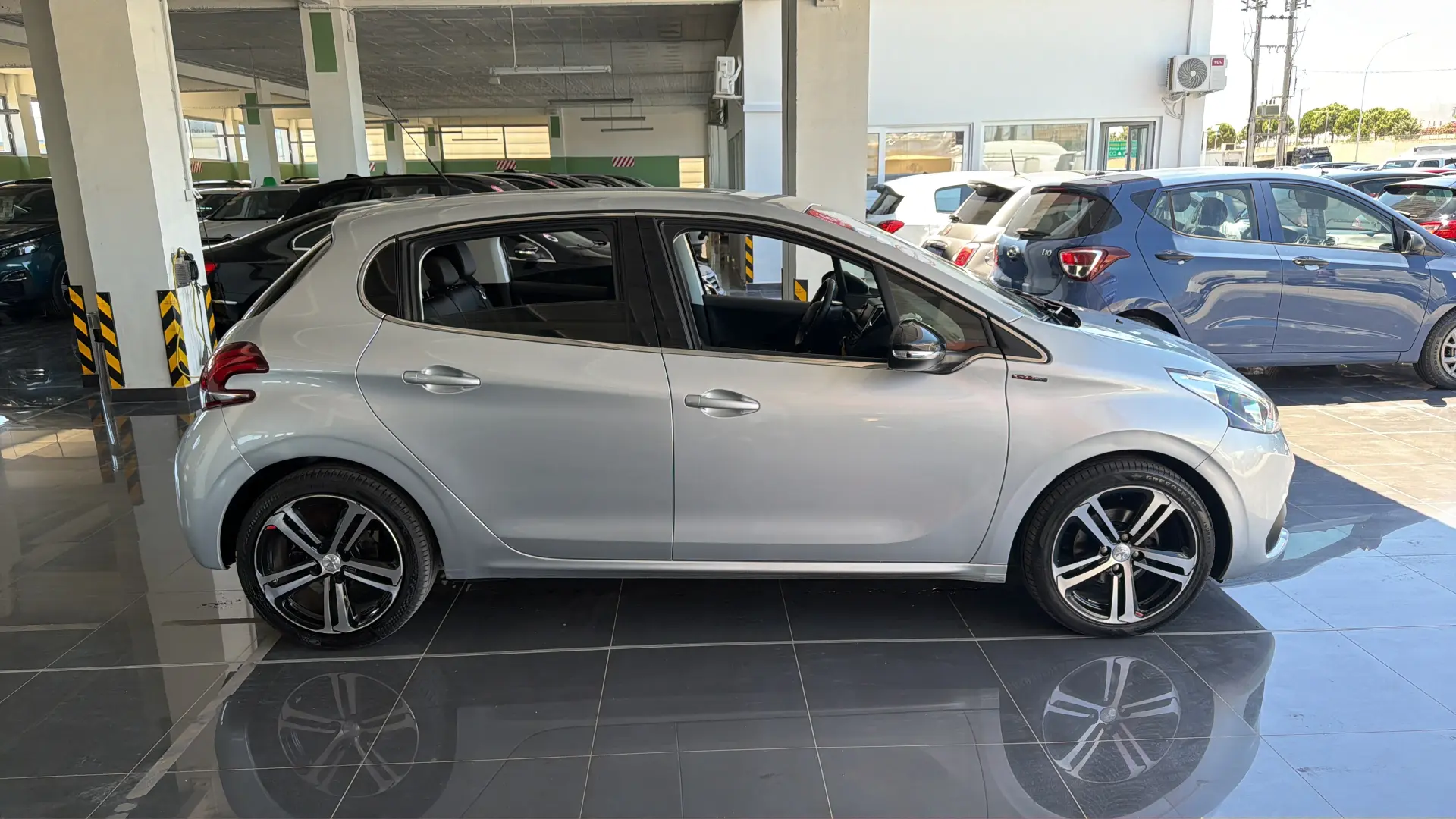 View 4 - Peugeot 208 - 2018