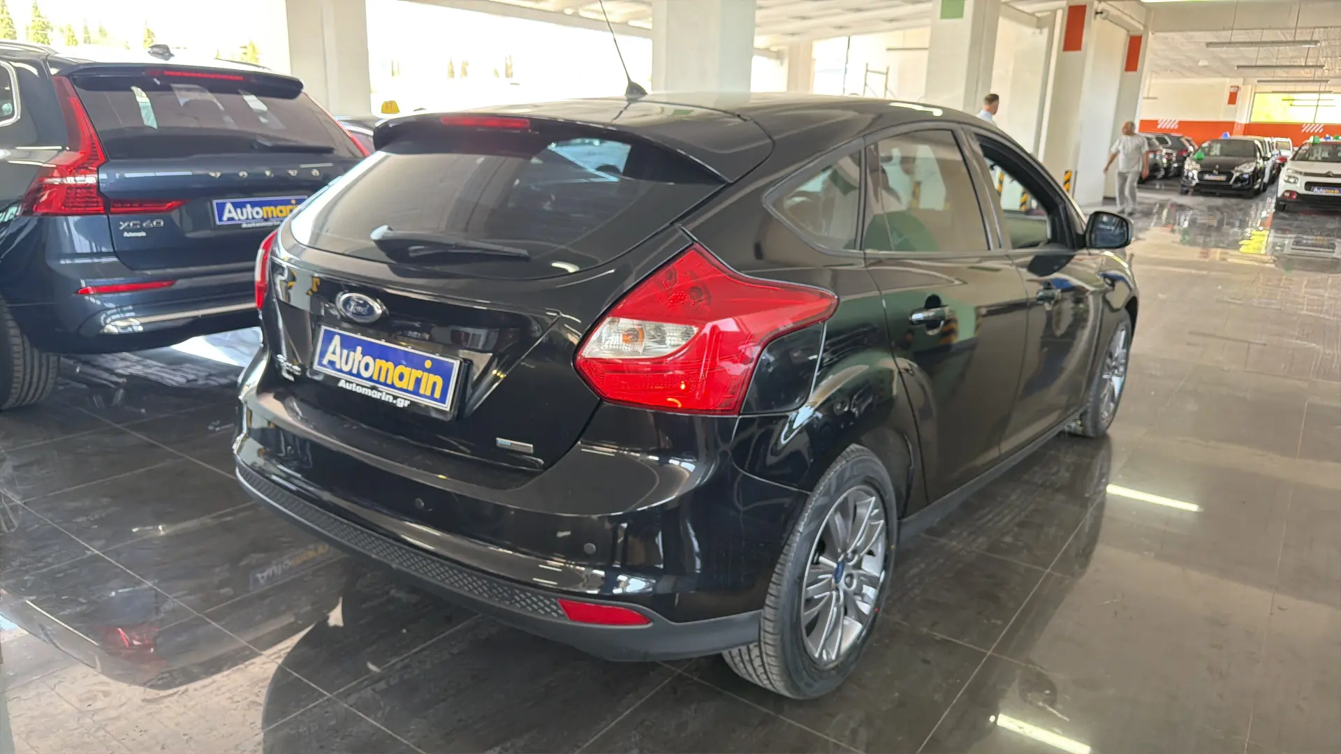 View 4 - Ford Focus - 2012