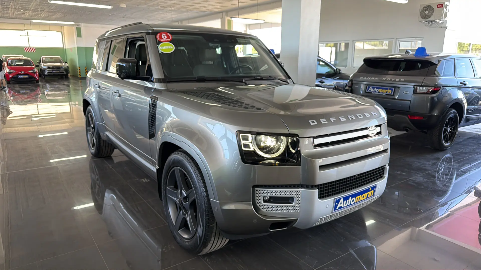View 3 - Land Rover Defender - 2022
