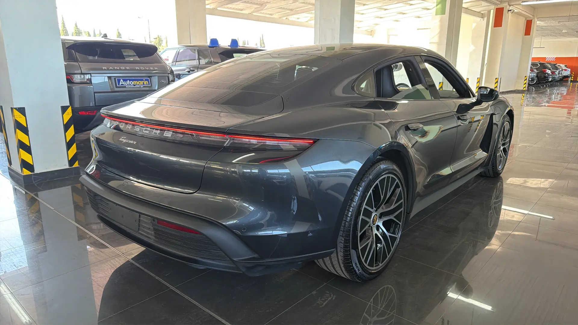 View 4 - Porsche Taycan - 2021