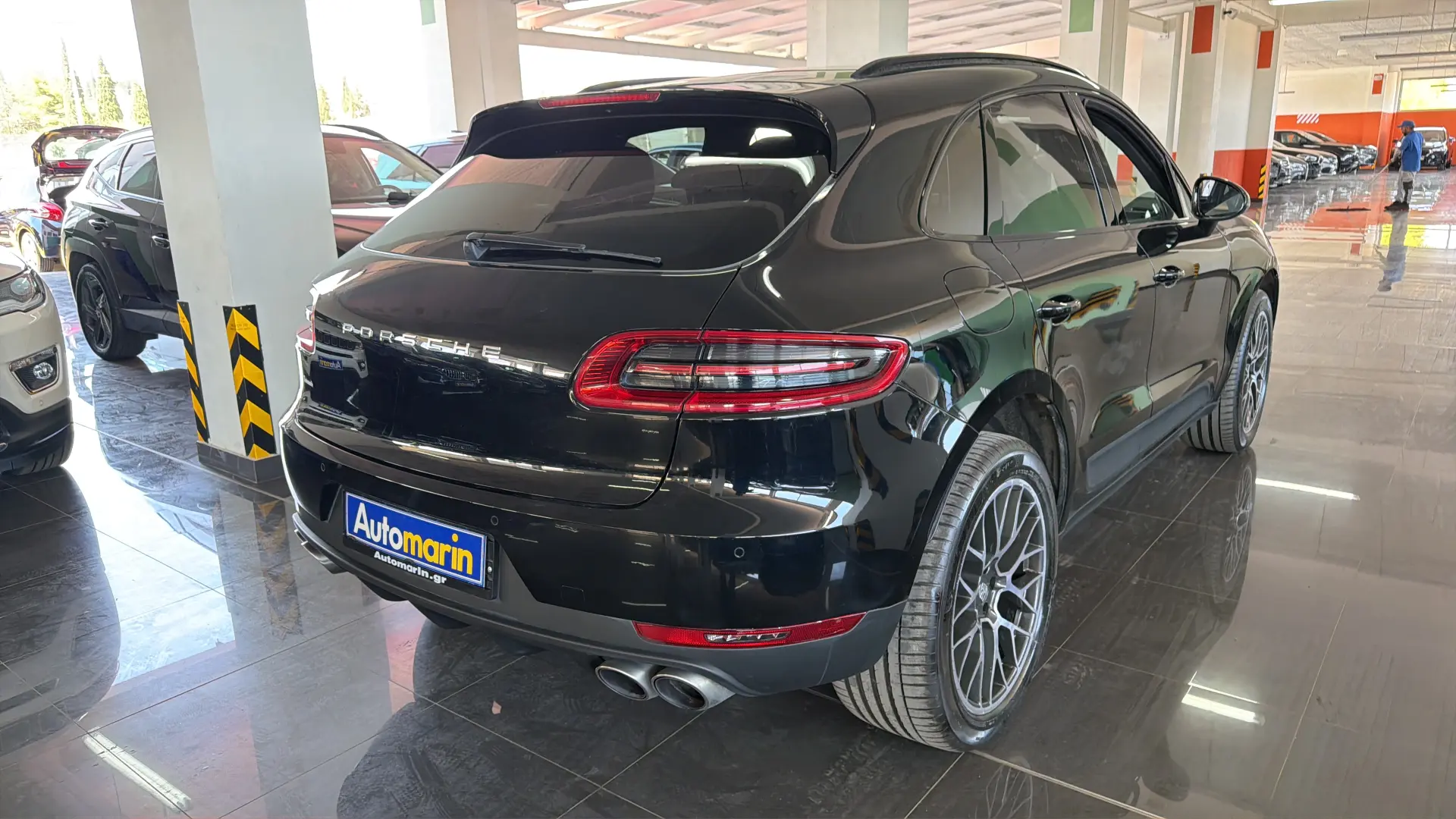 View 4 - Porsche Macan - 2016