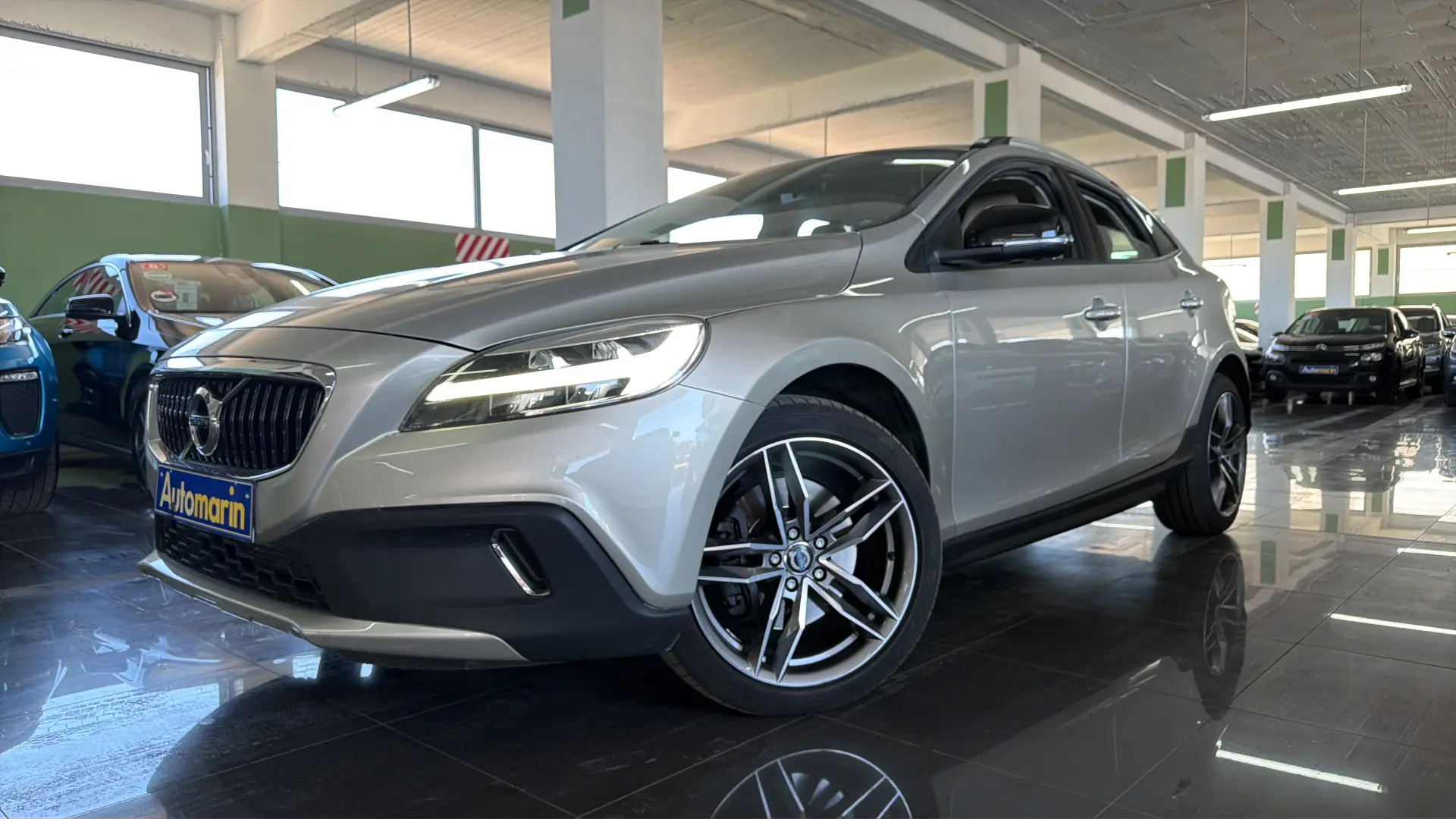 View 1 - Volvo V40 Cross Country - 2018