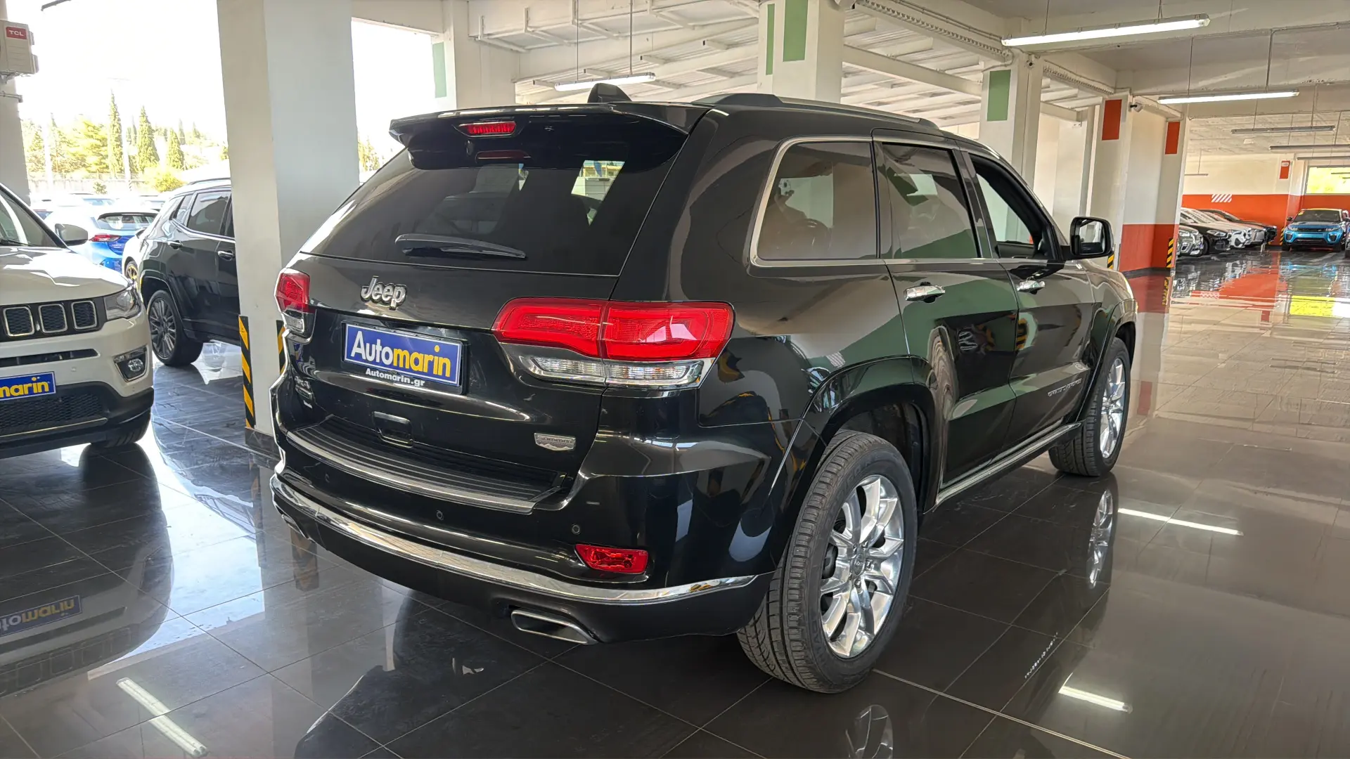 View 4 - Jeep Grand Cherokee - 2016