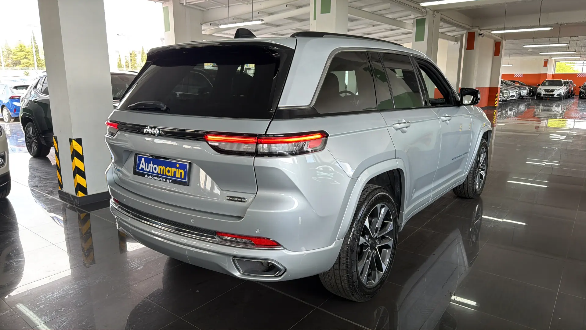 View 4 - Jeep Grand Cherokee - 2024