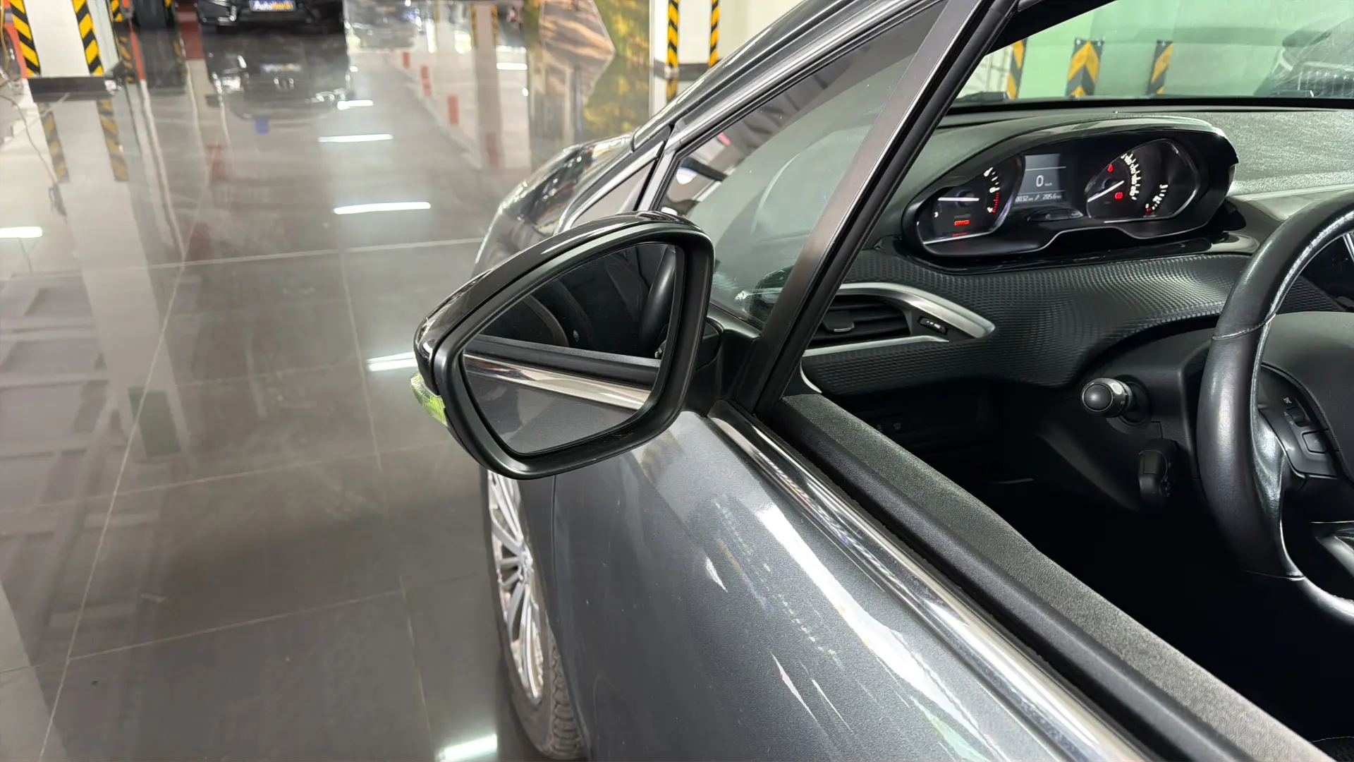 View 5 - Peugeot 208 - 2015